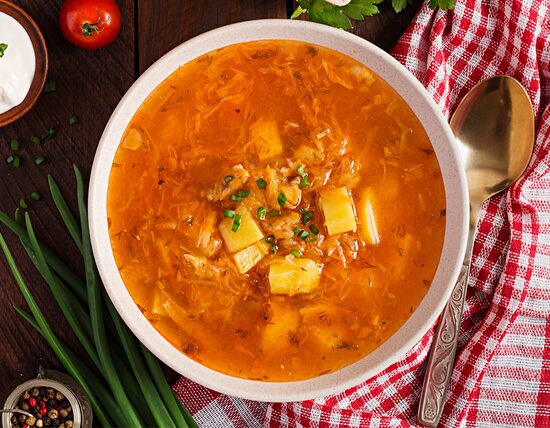 SKĀBU KĀPOSTU ZUPA AR VISTU